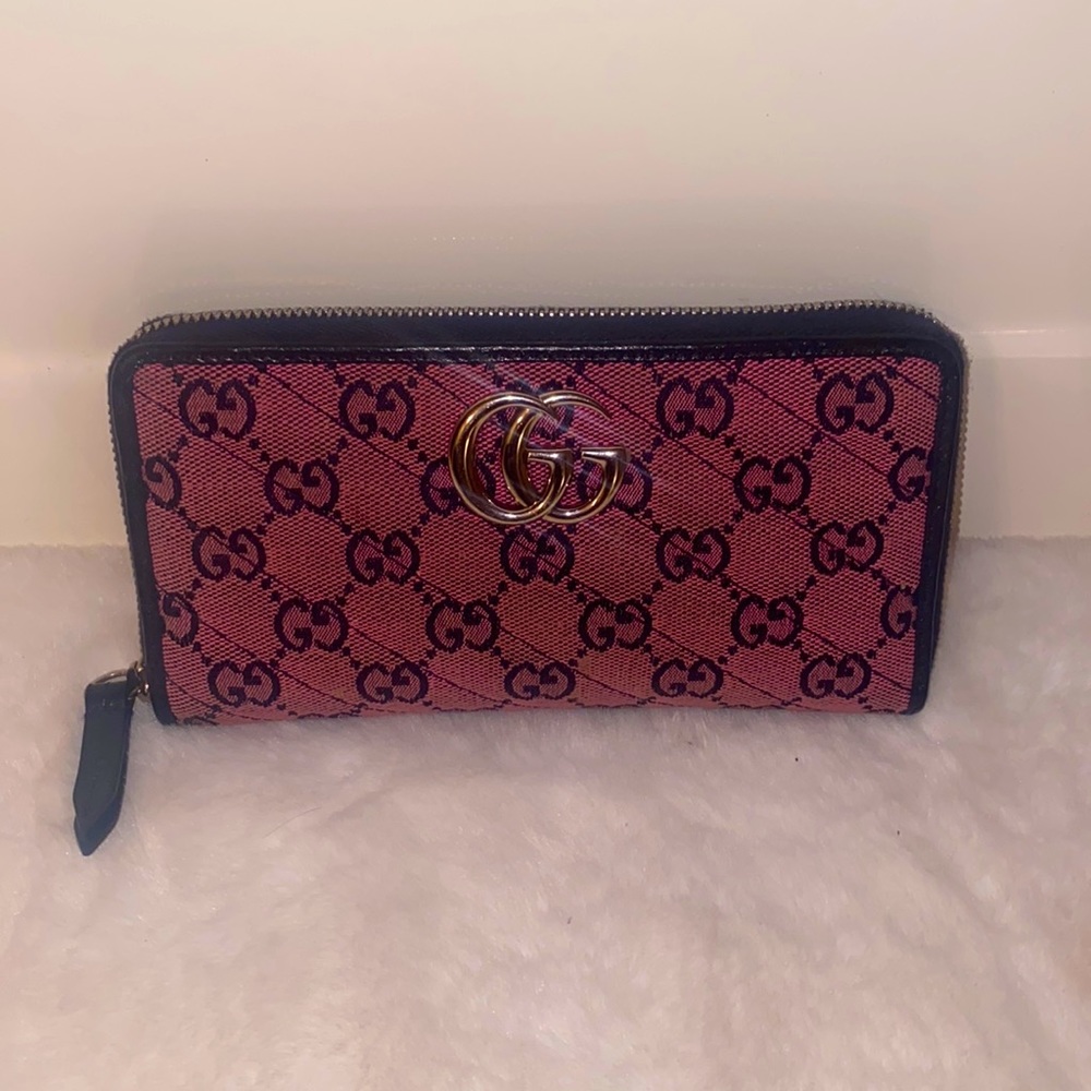 Like new Gucci wallet 100% authentic!